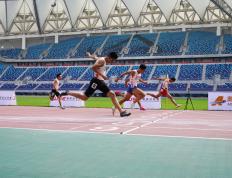 开云官网-运动员们在角逐中凝聚力量，向着胜利冲刺