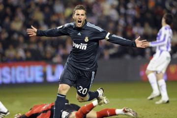 开云体育登录-绝杀之夜，新王加冕，西亚卡姆演绎英雄剧本