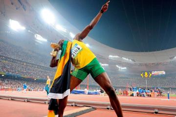 开云体育下载-银绿风暴席卷伊莫拉，阿斯顿马丁的战术横扫与拉塞尔的孤勇扛旗