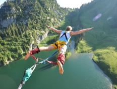 开云体育下载-银箭破晓，汉密尔顿如何以孤勇者之姿扛起梅赛德斯，完成对红牛的史诗碾压