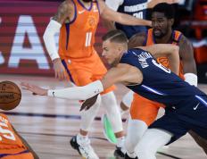 开云体育app-独行侠队险胜黄蜂队，卢比奥表现出色