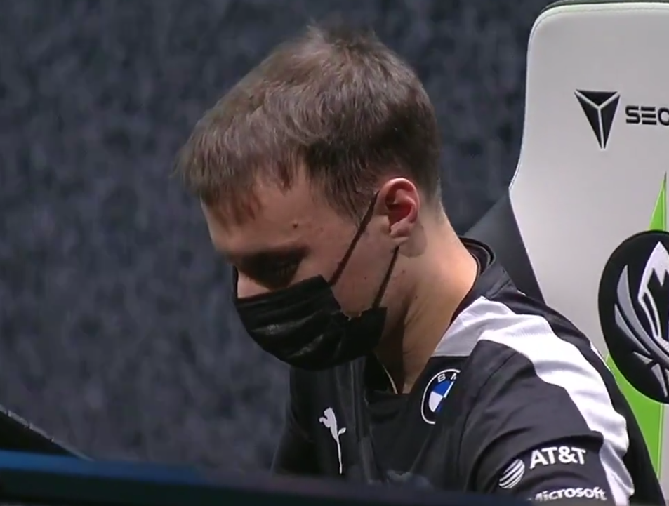 开云体育登录-DFM力克SHR,Perkz操刀奇招英雄翻盘峡谷大战入围赛,引爆全场热议