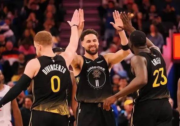 开云官方app入口-NBA常规赛再现疯狂逆转，勇士战胜湖人