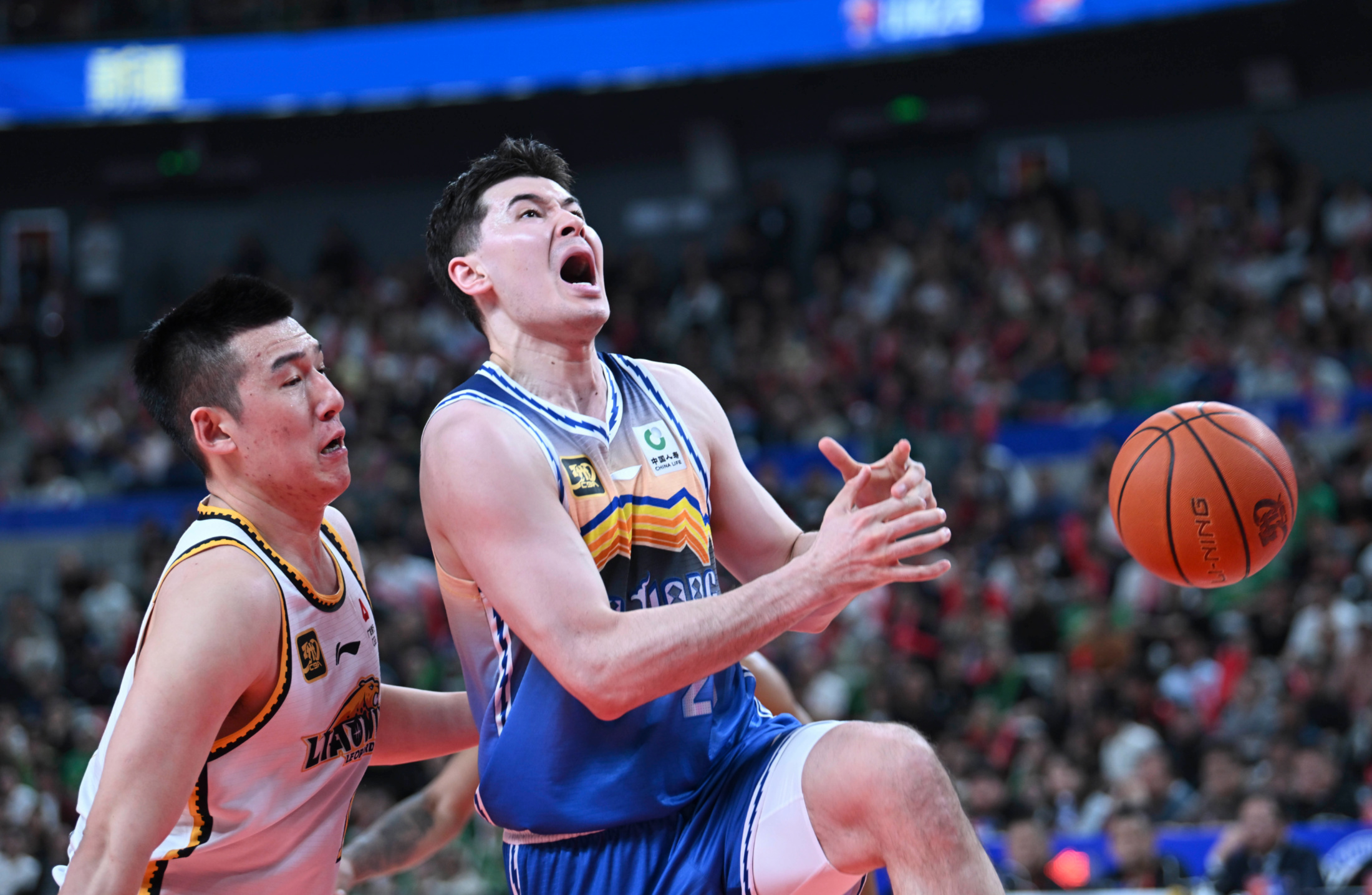 开云体育中国-紧要关头，球员们振臂高呼助球队反超