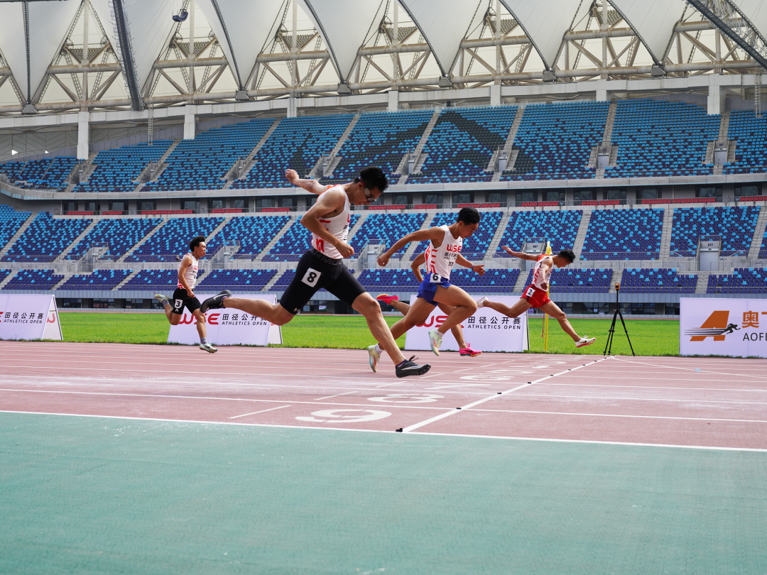 开云官网-运动员们在角逐中凝聚力量，向着胜利冲刺