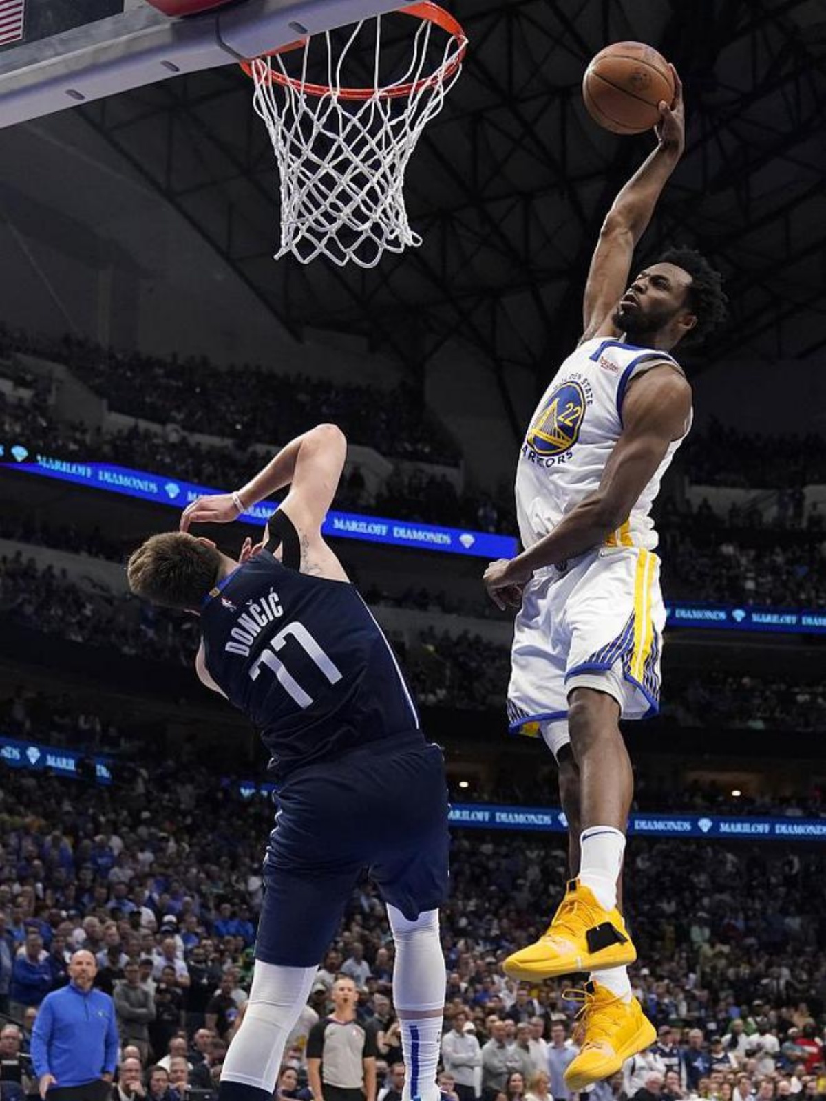 开云APP-球队内部矛盾升级，球员之间关系紧张