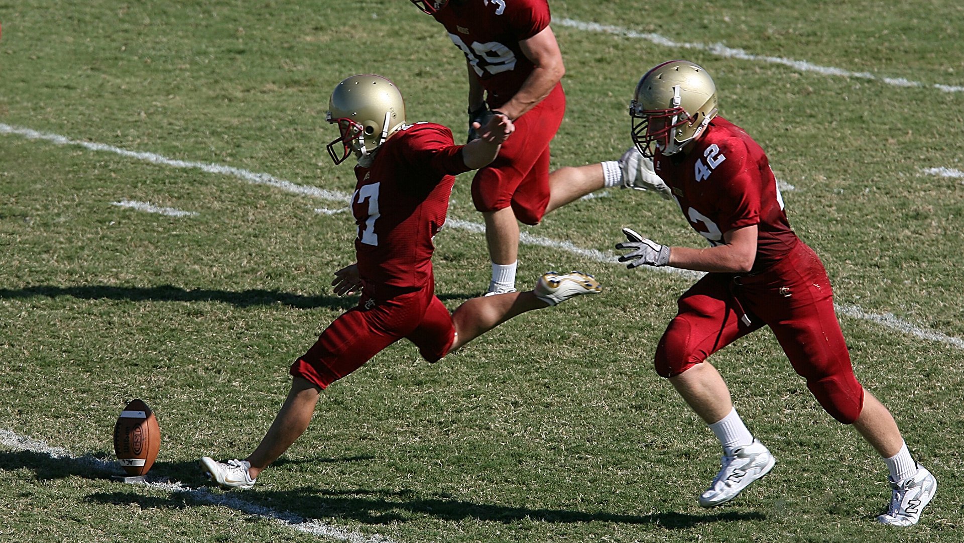 开云体育官方网站-从蒙特卡洛的红土滑落到温布尔登的草地封神，阿尔卡拉斯如何用一场绝杀完成双重救赎